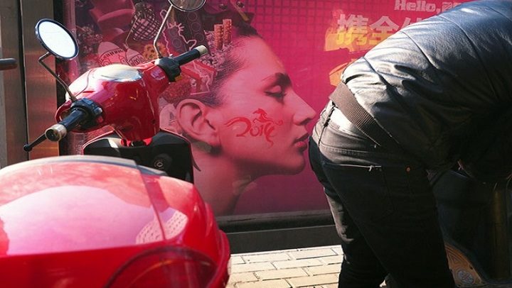 perfectly-timed-street-photography-81-581069eaf2c08700