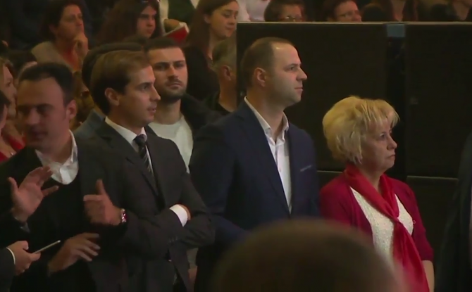 895490-043-043-670x415