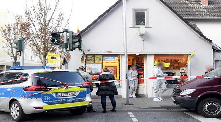Polizeibeamte sichern am 20.12.2016 nach einem Raubüberfall auf einen Kiosk in Wiesbaden (Hessen) den Tatort ab. Bei der Gewalttat im Stadtteil Biebrich ist eine Frau getötet worden. Zwei weitere Personen wurden nach Polizeiangaben verletzt. (zu dpa «Raubdelikt in Wiesbaden - Frau getötet, zwei Personen verletzt» vom 20.12.2016) (Die Beamten der Spurensicherung wurden zum Schutz der Persönlichkeitsrechte auf Wunsch der Polizei unkenntlich gemacht.) Foto: Arne Dedert/dpa +++(c) dpa - Bildfunk+++