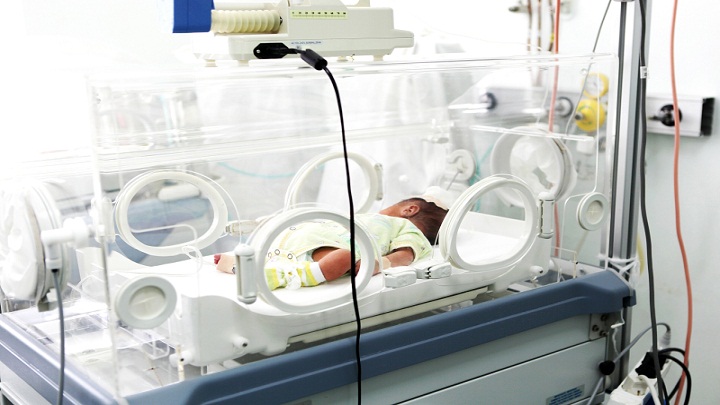 bebe-vo-inkubator