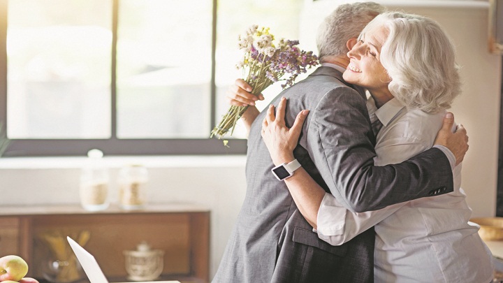 stock-photo-happy-elderly-couple-celebrating-wedding-anniversary-489141979_1000x0