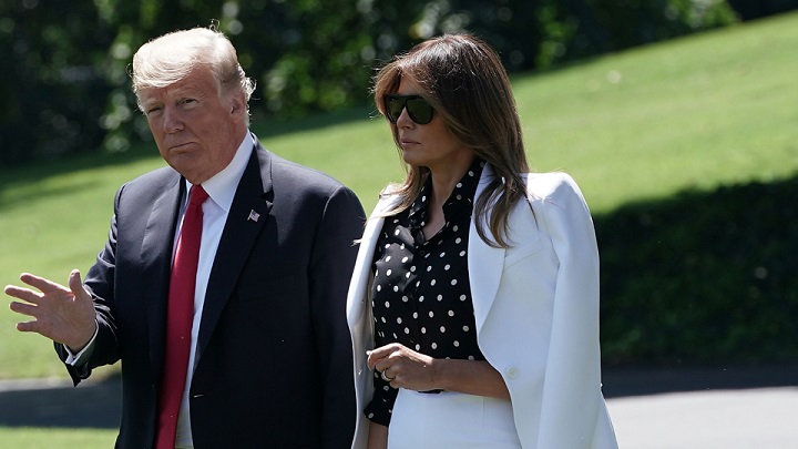 WASHINGTON, DC - AUGUST 24:  U.S. President Donald Trump and first lady Melania Trump walk on the South Lawn of the White House prior to their departure from the White House August 24, 2018 in Washington, DC. President Trump and the first lady are traveling to Columbus, Ohio, to visit the Nationwide ChildrenÕs Hospital and to attend the Ohio Republican Party State Dinner.  (Photo by Alex Wong/Getty Images)