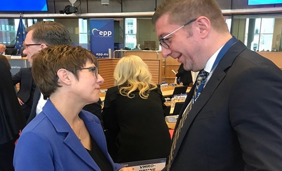 22989-pretsedatelot-na-vmro-dpmne-hristijan-mickoski-ostvari-razgovor-so-liderkata-na-vladejachkata