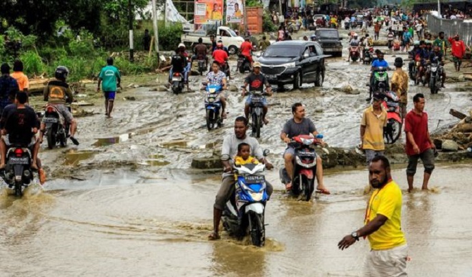 indonezija-poplavi-odnesoa-73-zhivoti-60-litsa-se-vodat-kako-ischeznati