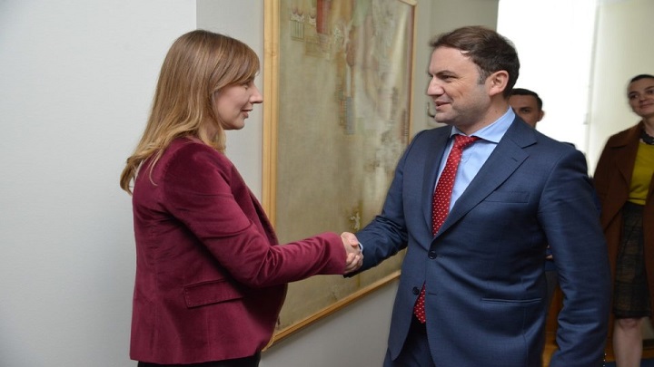 ????????????????????????????????????????????????????????????????????????????