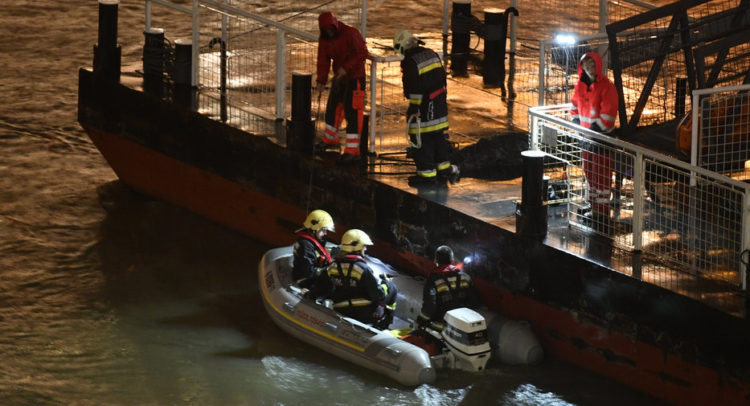 epa07611440 Firemen sit in a rubber dinghy preparing to the search for victims next to a landing dock after a tourist boat crashed with another ship, overturned and sank in the River Danube, in Budapest, Hungary, 29 May 2019, killing at least three of the 34 people onboard, mostly tourists from Eastern Asia.  EPA-EFE/Zsolt Szigetvary HUNGARY OUT