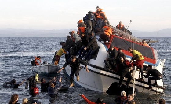 Refugees, most of them Syrians, struggle to leave a half-sunken catamaran carrying around 150 refugees as it arrives on the Greek island of Lesbos, after crossing part of the Aegean sea from Turkey,  October 30, 2015. There were no casaulties amongst the refugees who were travelling on the catamaran, according to a Reuters witness. The death toll from drownings at sea has mounted recently as weather in the Aegean has taken a turn for the worse, turning wind-whipped sea corridors into deadly passages for thousands of refugees crossing from Turkey to Greece.  REUTERS/Giorgos Moutafis