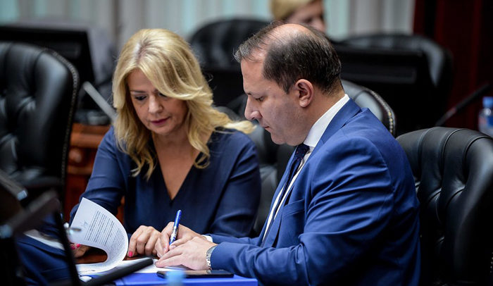 оливер влада