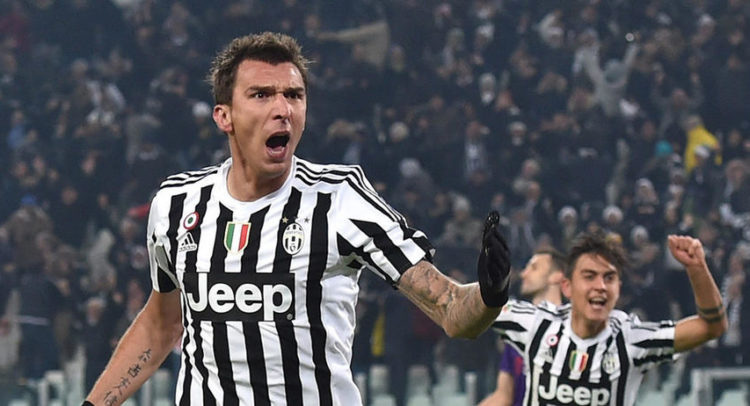 TURIN, ITALY - DECEMBER 13:  Mario Mandzukic (L) of Juventus FC celebrates his goal during the Serie A match betweeen Juventus FC and ACF Fiorentina at Juventus Arena on December 13, 2015 in Turin, Italy.  (Photo by Valerio Pennicino/Getty Images)