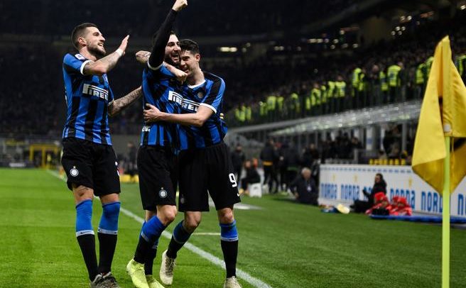 Inter Milan's Italian midfielder Roberto Gagliardini (C) celebrates with Inter Milan's Italian defender Cristiano Biraghi (L) and Inter Milan's Italian defender Alessandro Bastoni after scoring during the Italian Serie A football match Inter Milan vs Genoa on December 21, 2019 at the San Siro stadium in Milan. (Photo by Marco BERTORELLO / AFP)