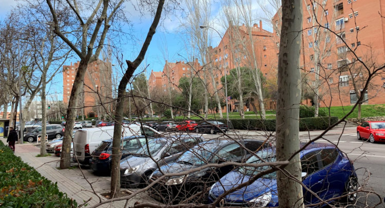 epa08085058 Fallen branches are seen on vehicles parked on a street in Madrid, Spain, 21 December 2019. Warnings have been issued in various parts of the country due to strong winds and rain as storm Fabien passes over Spain from the Atlantic.  EPA-EFE/VICTOR LERENA