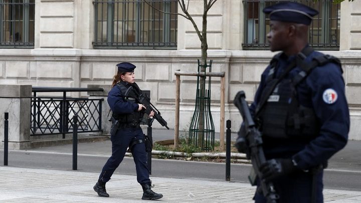 epa07891908 French police and security forces establish a security perimeter near Paris police headquarters after a man has been killed after attacking officers with a knife in Paris, France, 03 October 2019. According to recent reports, five people were killed, including the attacker.  EPA-EFE/IAN LANGSDON