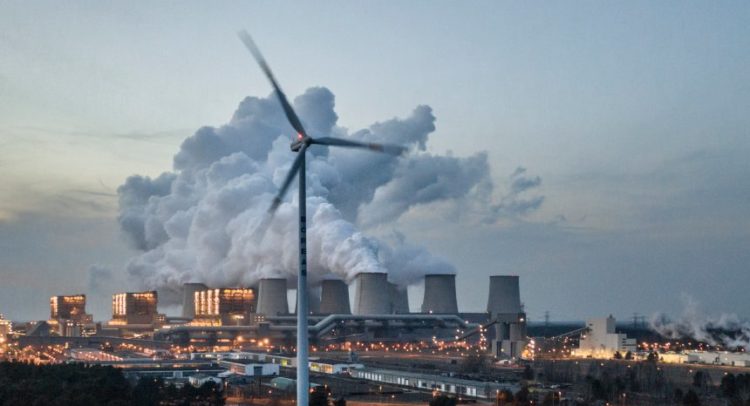 Panorama Braunkohlenkraftwerk Jaenschwalde mit charakteristischen Rauchschwaden der Kuehltuerme, vorn Vestas Windenergieanlage V90, Betreiber Lausitzer Energie Kraftwerke AG LEAG, vorn Boreas. Koexistenz, friedliche, Wind, Windkraft, Windkraftanlage, Windenergie, Windenergieanlage, erneuerbar, Aussenansicht, Aussenaufnahme, Wolke, Wolken, Wolkenbildung, Kuehlturm, Maschinenhaus, Block, Bloecke, Kraftwerksblock, Kraftwerk, Braunkohlekraftwerk, Braunkohle, Kohle, Rohbraunkohle, Kohleindustrie, Kohlekommission, Wasserdampf, Dampf, Feinstaub, Klimawandel, CO2 Reduktion, Emission, Kohlendioxid, Stickstoffoxid, Stickoxid, NOX, Energie, Energiewende, Energiekonzern, traditionell, konservativ, Umweltschutz, Umweltverschmutzung, Luftverschmutzung, Strukturwandel, Prozessdampf, Dampf. Jaenschwalde, Land Brandenburg. 30. Januar 2019

Engl. lignite fired power plant LEAG, in front wind tirbine Vestas V90. peaceful coexistence, brown, soft coal, machinery hall, drift smoke, wads of, plume, cooling tower, cooler, electricity, current, cloud, industry, industrial, heat, thermal, climate change, reduction, carbon dioxide, trading, traditional, conservative, environmental pollution. Jaenschwalde, Land Brandenburg. 30th of January 2019