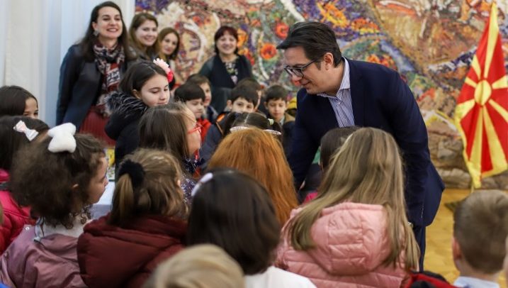 Osnovci kaj Pendarovski