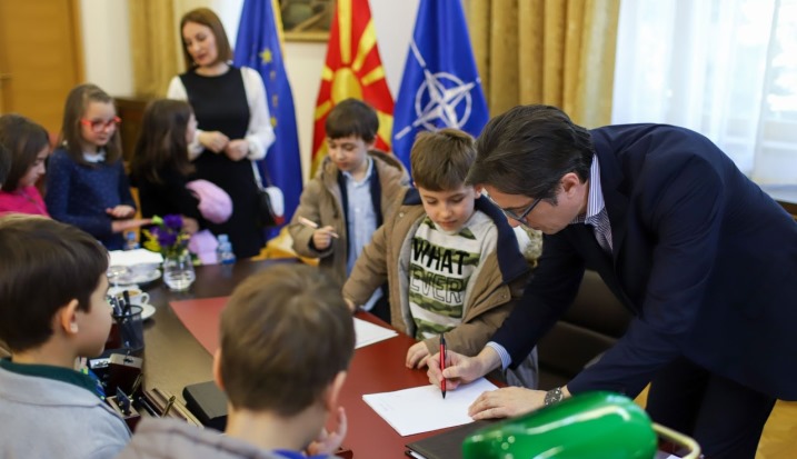 Osnovci kaj Pendarovski1