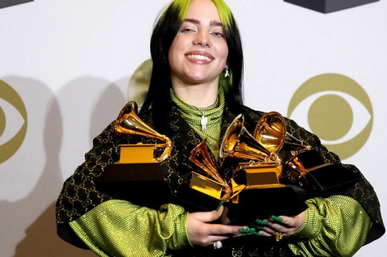 epaselect epa08169093 Billie Eilish poses in the press room with the Grammy for Best Pop Vocal Album, Best New Artist, Song of the Year, Album of the Year, and Record of the Year during the 62nd annual Grammy Awards ceremony at the Staples Center in Los Angeles, California, USA, 26 January 2020.  EPA-EFE/DAVID SWANSON