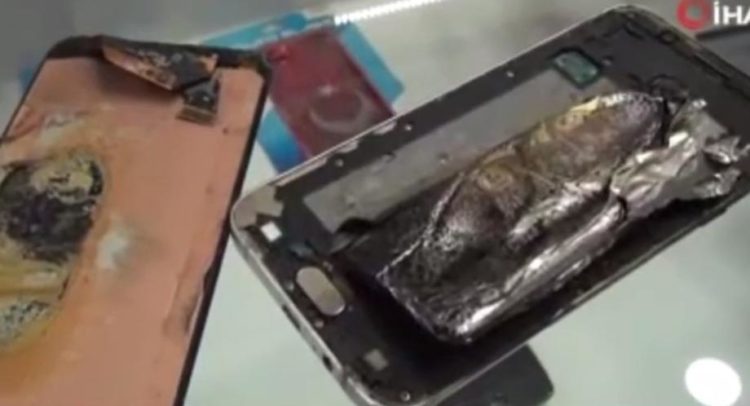 xzeUMGo0Ne-na-turcin-mu-eksplodiral-telefonot-vo-raka-go-donel-mobilniot-na-popravka-i-naednas-se-zapalil
