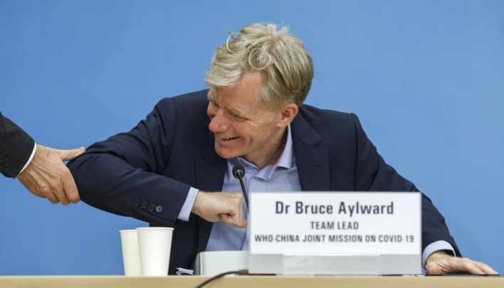 epa08247307 Bruce Aylward, Team Lead WHO-China joint mission on COVID-19, offers an elbow to a reporter reaching out for a handshake at the end of press conference about the COVID-19 (previously named novel coronavirus (2019-nCoV)) after returning from China, during a press conference, at the World Health Organization (WHO) headquarters in Geneva, Switzerland, 25 February 2020.  EPA-EFE/SALVATORE DI NOLFI