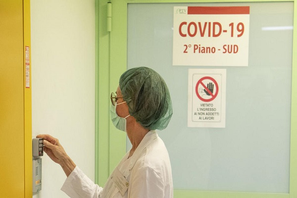 epa08327325 A doctor of the Tor Vergata hospital during the guided visit to the new Covid-19 ward in Rome, Italy, 27 March 2020.  EPA-EFE/MAURIZIO BRAMBATTI