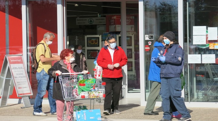Radovljica.
Preventivna akcija osvescanja kupcev trgovin o pravilnem ravnanju za preprecitev siritve okuzb z novim koronavirusom.