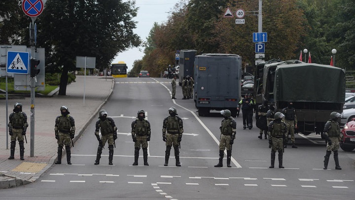 epa08634039 Police block the road during Women's March against the results of the presidential elections, in Minsk, Belarus 29 August 2020. Opposition protests in Belarus continue against alleges poll-rigging and police violence at protests following election results claiming that president Lukashenko had won a landslide victory in the 09 August elections.  EPA-EFE/STRINGER