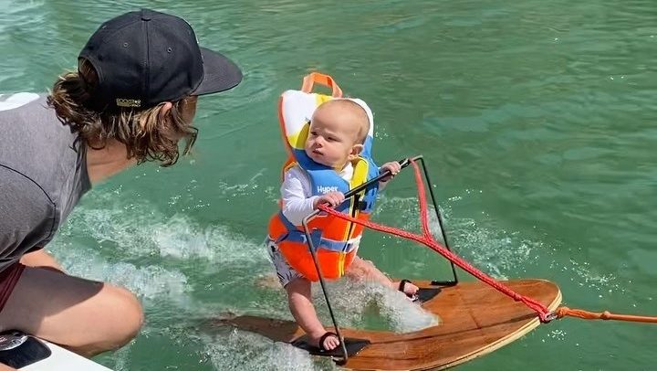 6-mesechno bebe samo surfa