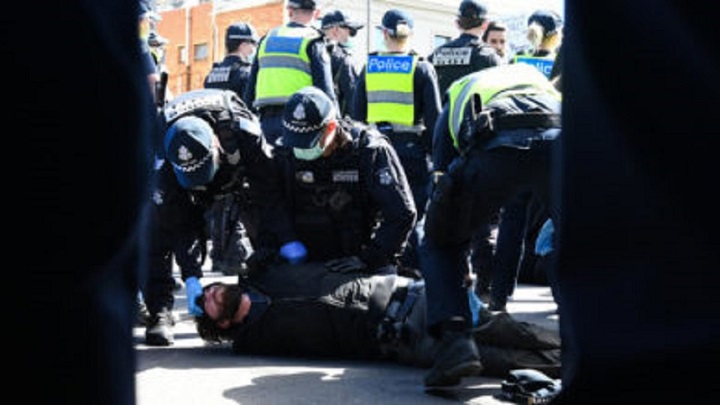 epaselect epa08665687 A person is detained by police during an anti-lockdown protest in Melbourne, Australia, 13 September 2020. Previously an anti-lockdown rally was held at the Shrine of Remembrance in Melbourne, resulting in 17 arrests and more than 160 fines being issued for breaching government health directions.  EPA-EFE/ERIK ANDERSON AUSTRALIA AND NEW ZEALAND OUT