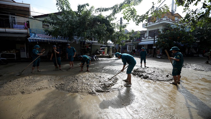 epa06317132 Soldiers clean up after flooding from a typhoon in Hoi An, Vietnam, 09 November 2017. Typhoon Damrey made landfall along Vietnam's south-central coast on 04 November morning, ahead of the 25th Asia-Pacific Economic Cooperation summit (APEC) in Da Nang, leaving extensive damage. At least 89 people have died and 18 others still missing, according to media reports.  EPA-EFE/LUONG THAI LINH