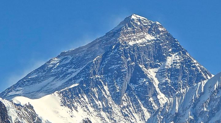 Mt._Everest_from_Gokyo_Ri_November_5,_2012_Cropped