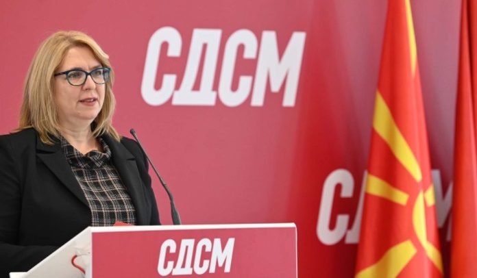 николова